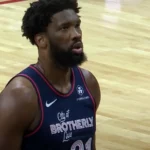 NBA 선수이자 유력한 MVP 후보인 조엘 엠비드가 자유투를 던지기 전의 이미지입니다.