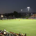 축구 경기 중 선수와 관중